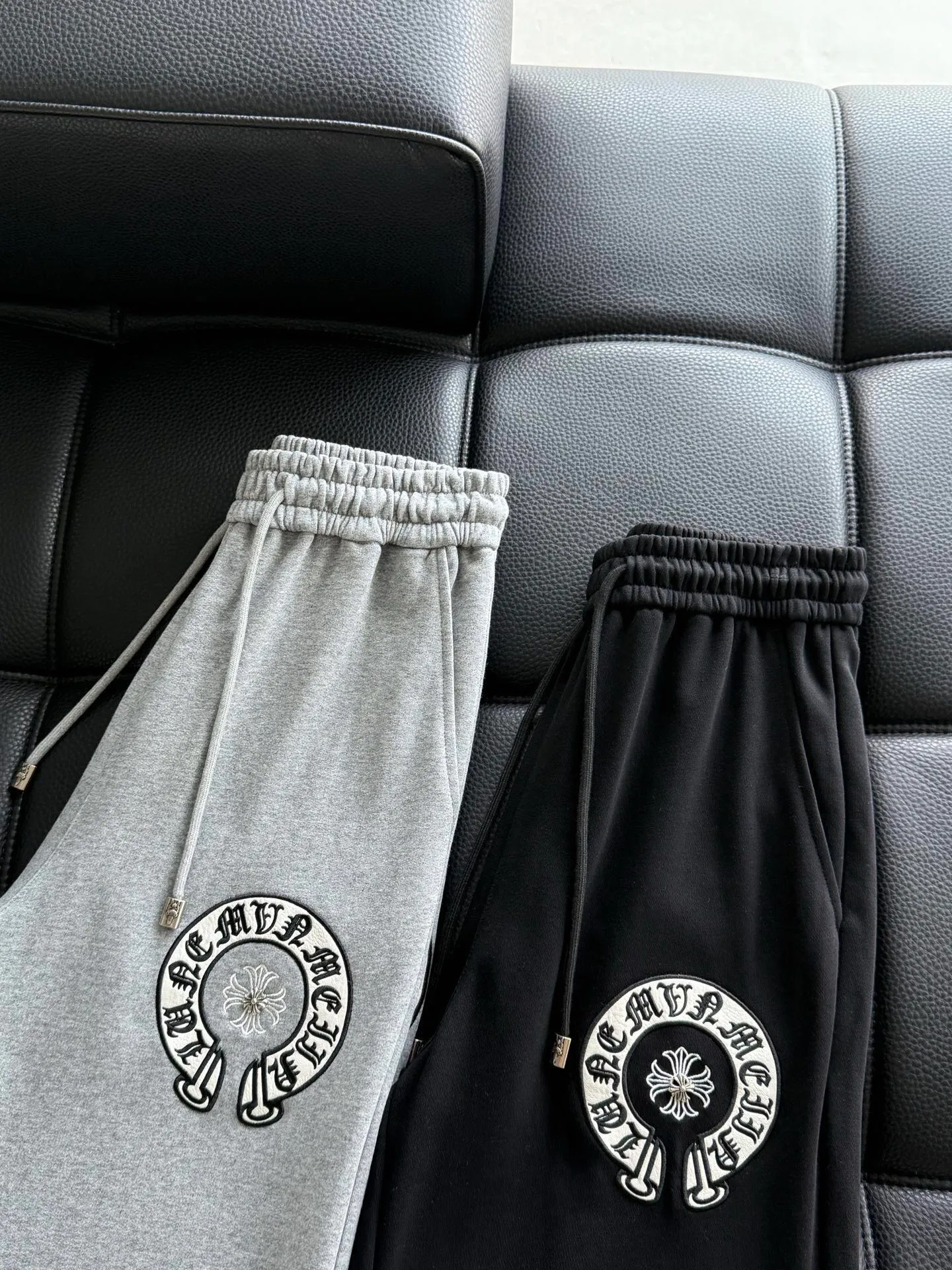 P486 ChromeHearts ChromeHearts terry trousers, pursuit of quality and absolute guarantee of quality! The texture is clearly visible, the texture is soft, delicate and smooth, and the customized three-dimensional embroidery and leather craftsmanship are full of drape! The workmanship is fine and the shoulder lines are smooth. All imported chain machines are used to make the shoulder rolling strips. It has a certain thickness and is not made of cheap material but has a shiny feel that is comfortable and not tight on the upper body. It is the most avant-garde street item that can be easily matched by both men and women!  Color: black white Size: m-3xl Style number: 3750